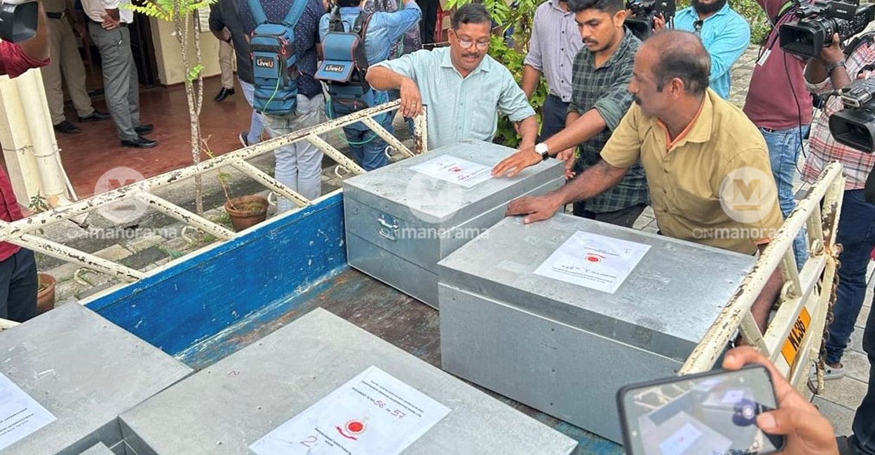 ed-charge-sheet-karuvannur The 12,000-page chargesheet in the Karuvannur scam case, prepared by the Directorate of Enforcement, is unloaded from a vehicle in front of a court in November 2023. File photo: Manorama