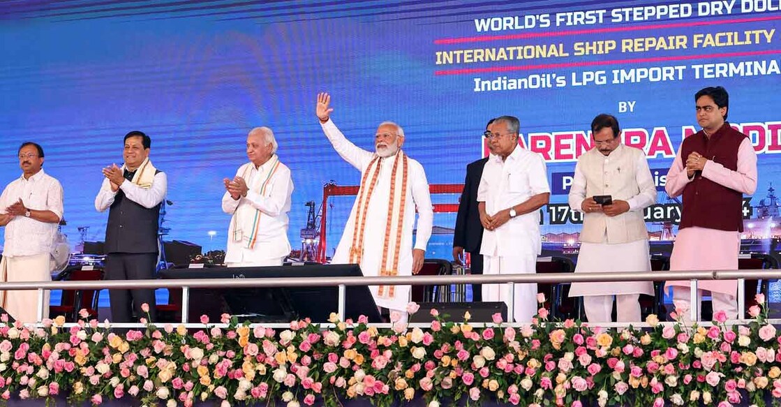 Prime Minister Narendra Modi with Kerala Governor Arif Mohammed Khan, Union Ministers Sarbananda Sonowal and V. Muraleedharan, and Kerala Chief Minister Pinarayi Vijayan during the inauguration of various developmental projects, in Kochi, Wednesday. Photo: PTI