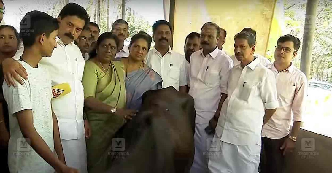 mathew-benny-chinchu-rani Minister for Animal Husbandry & Dairy Development J Chinchu Rani and Minister for Water Resources Roshy Augustine visits Mathew Benny. Photo: Manorama