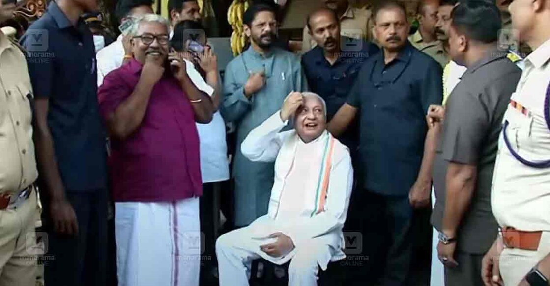 Governor Arif Mohammed Khan protests outside tea shop in Nilamel on January 27, 2024 following SFI's black flag protest. Photo: Manorama