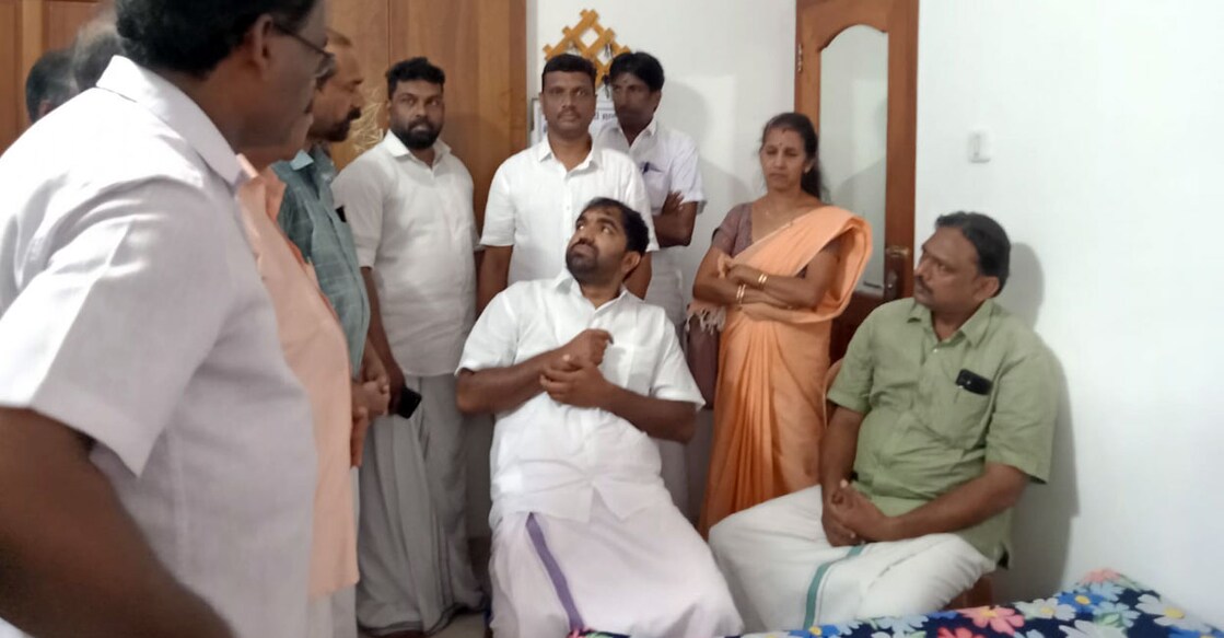 Chandy Oommen MLA consoles the family members of Lineesh, who is in the Koyilandy Sub Jail. Photo: Special arrangement