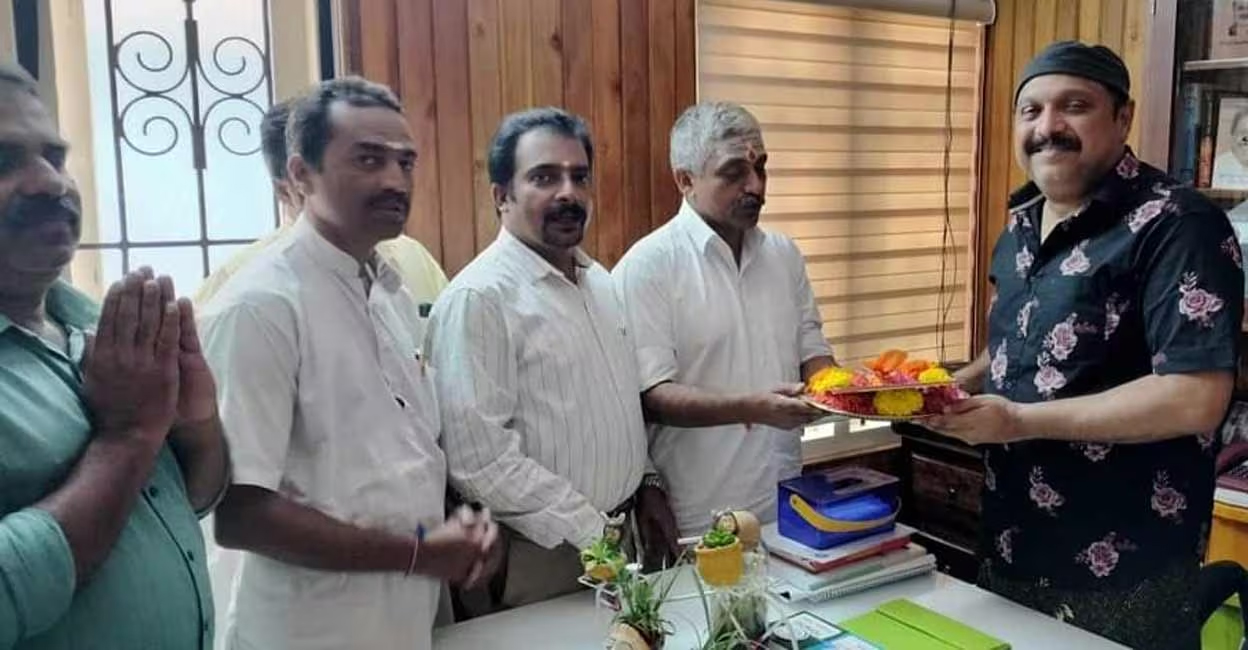 ganeesh-kumar-rss-ayodhya RSS members visited his home and handed over the invitation along with the paddy rice from the temple. Photo: Manorama Online