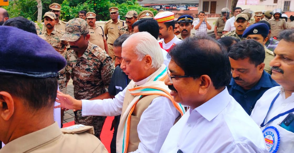 governor-thodupuzha-ls Amidst protest by DYFI, SFI and Youth Front (M) governor Arif Mohammed Khan inaugurated the Karunya Family Welfare Scheme of Kerala Vaypari Vayasai Ekopana Samithi in Thodupuzha. Photo: Special arrangement.