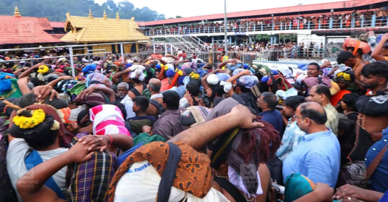 Devotees at Sabarimala Sunday morning  Photo: Manorama
