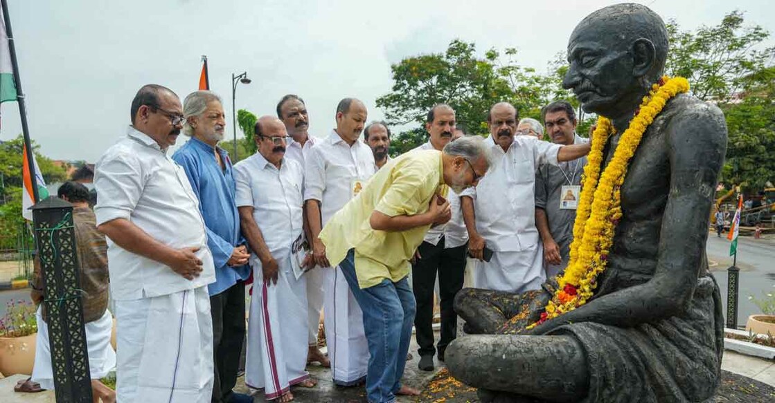 Activist and Gandhi’s great grandson Thushar Gandhi pays tribute at the Gandhi statue in Ernakulam. Filmmaker Anand Patvardhan and Congress leaders in the district look on. Photo: Special arrangement