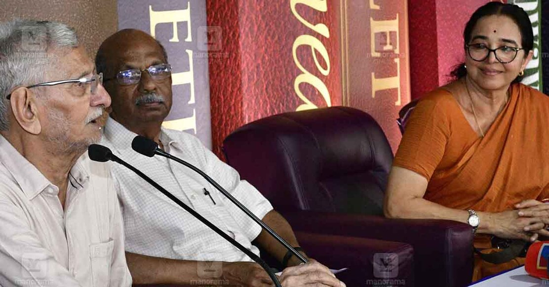 വാർത്താസമ്മേളനത്തിൽ ഫെസ്റ്റിവൽ ഡയറക്ടർ എൻ.എസ്.മാധവൻ, മലയാള മനോരമ എഡിറ്റോറിയൽ ഡയറക്ടർ ജോസ് പനച്ചിപ്പുറം, മേയർ ബീന ഫിലിപ് എന്നിവർ. ചിത്രം: മനോരമ