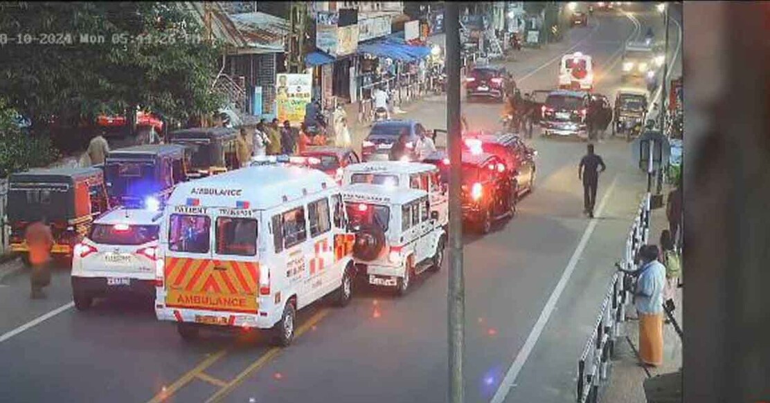 മുഖ്യമന്ത്രിയുടെ വാഹനവ്യൂഹത്തിലെ അഞ്ച് വാഹനങ്ങൾ കൂട്ടിയിടിച്ചപ്പോൾ.  (സിസിടിവി ദൃശ്യങ്ങളിൽനിന്ന്)