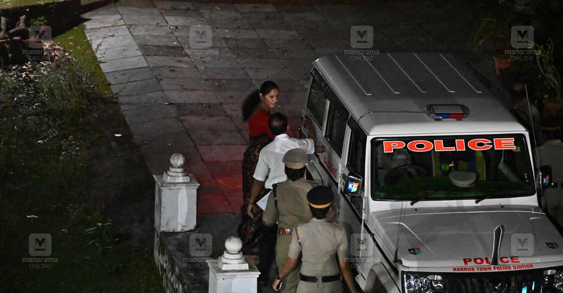 പി.പി.ദിവ്യയെ മജിസ്ട്രേറ്റിന്റെ മുൻപിൽ ഹാജരാക്കി പുറത്തെത്തിച്ചപ്പോൾ. ചിത്രം: ആറ്റ്‍ലി ഫെർണാണ്ടസ്∙മനോരമ