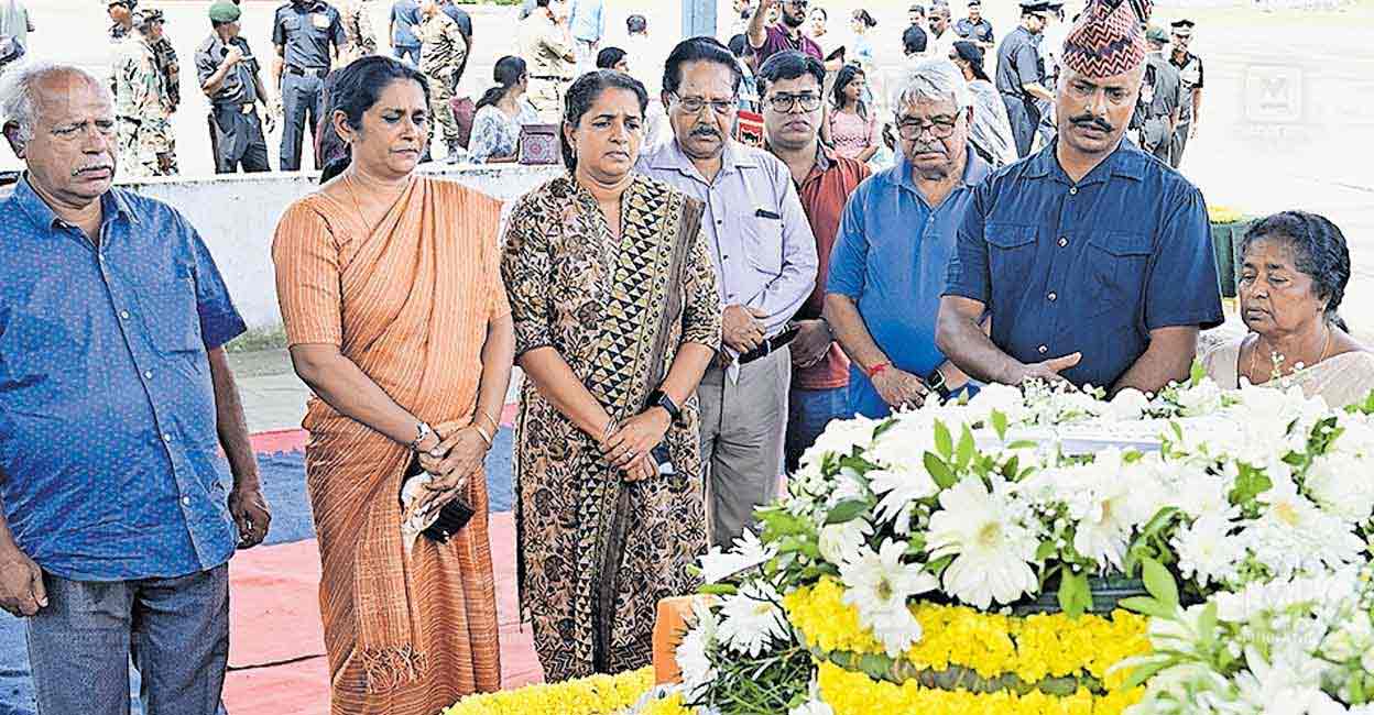 thomas-cherian-iaf-family Relatives pay final respects to soldier Thomas Cheriyan, who died in a plane crash on a snow-covered mountain in Himachal Pradesh 56 years ago, at the Air Force Technical Area in Shanghumugham, Thiruvananthapuram. Pictured are M Mathai, Sheena Samuel, Shinu Els (Thomas Cheriyan's elder brother's daughter), his brother Thomas Thomas, relatives Ranjhu Mathew, Colonel Prem Pankaj, Colonel Sanju Mathew, and Annamma Mathew. Photo: Rinkuraj Mattancherry / Manorama