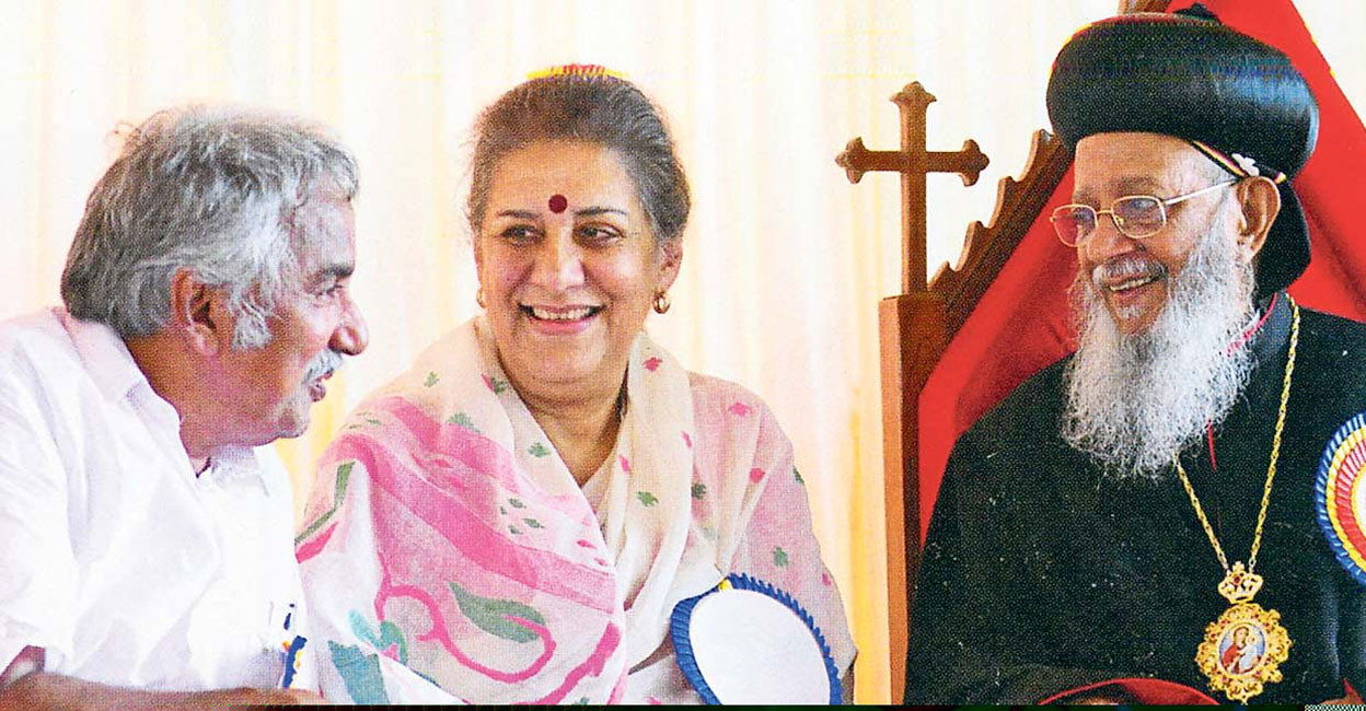 Catholicos Baselios Thomas I with former CM Oommen Chandy & former Union Minister Ambika Soni. Photo: Manorama 