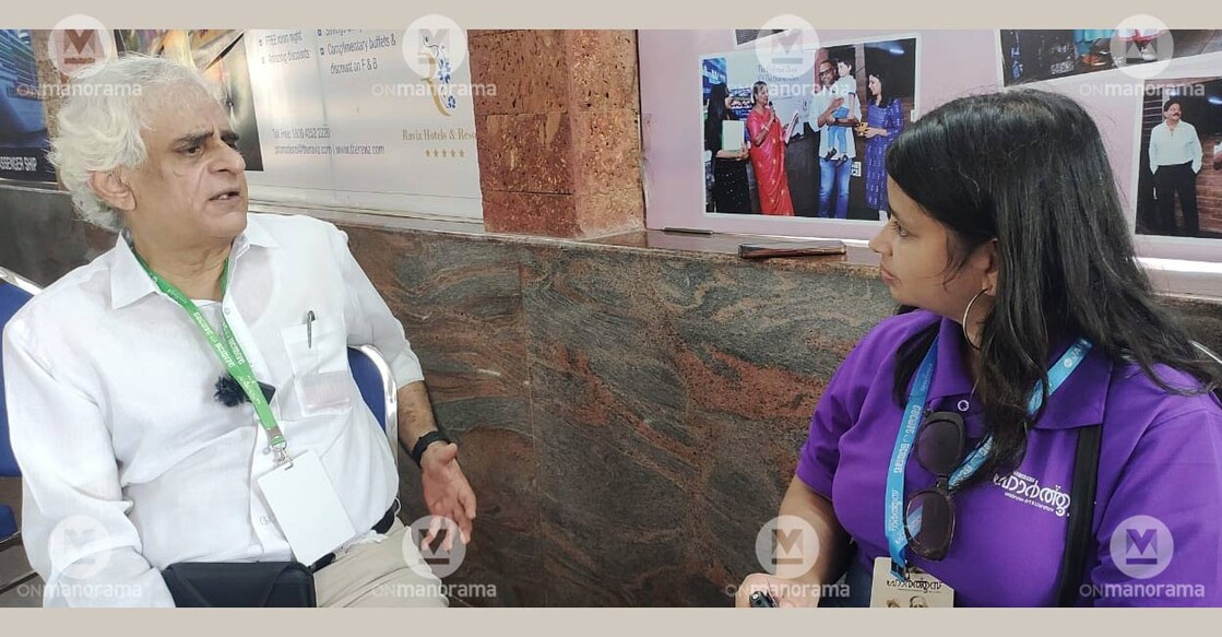 Veteran journalist P Sainath interacting with Hortus intern Mayuri Tiwari at the Malayala Manorama's arts and literary festival in Kozhikode. Photo: Onmanorama.