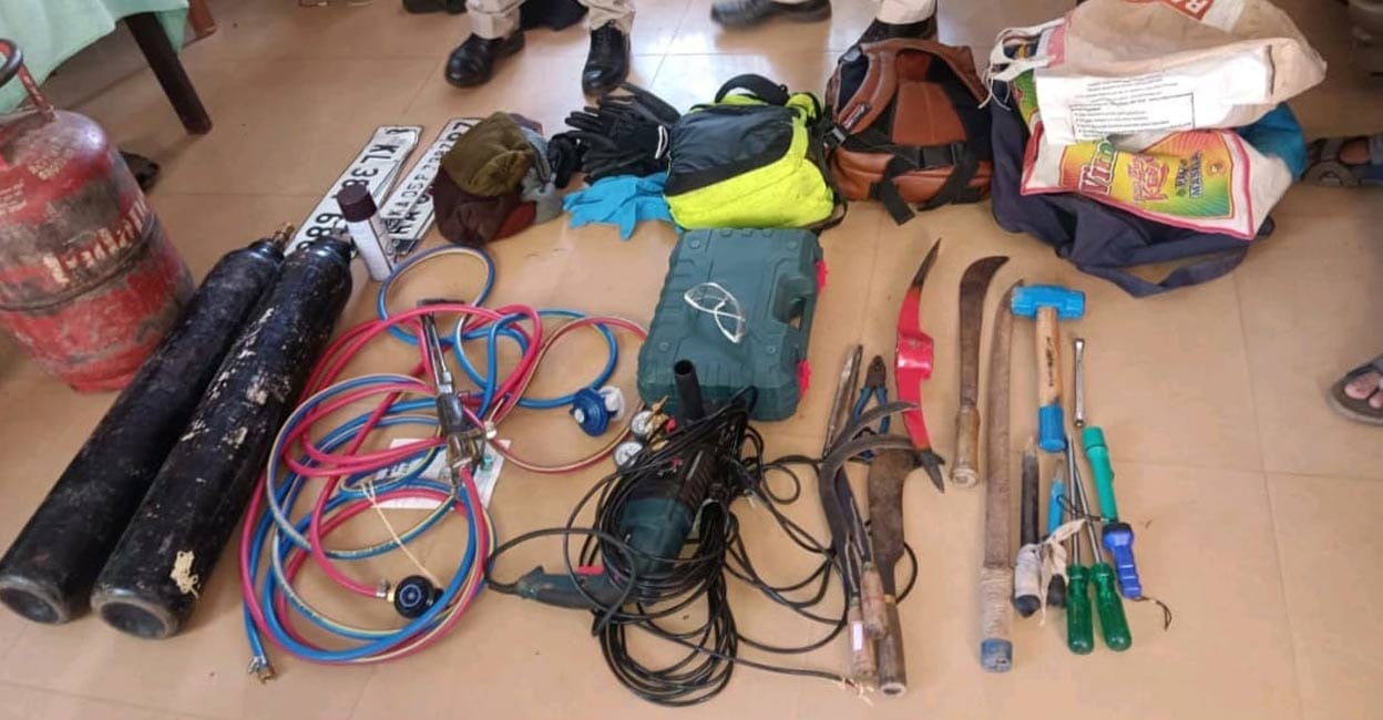 theft-tools-ls Police recovered a gas cutter, oxygen cylinder, gas cylinder, drilling machine, sharp weapons including machetes and swords, gloves, monkey caps, bags, and various break-in tools such as cutting pliers and screwdrivers from the car. Photos: Special Arrangement.