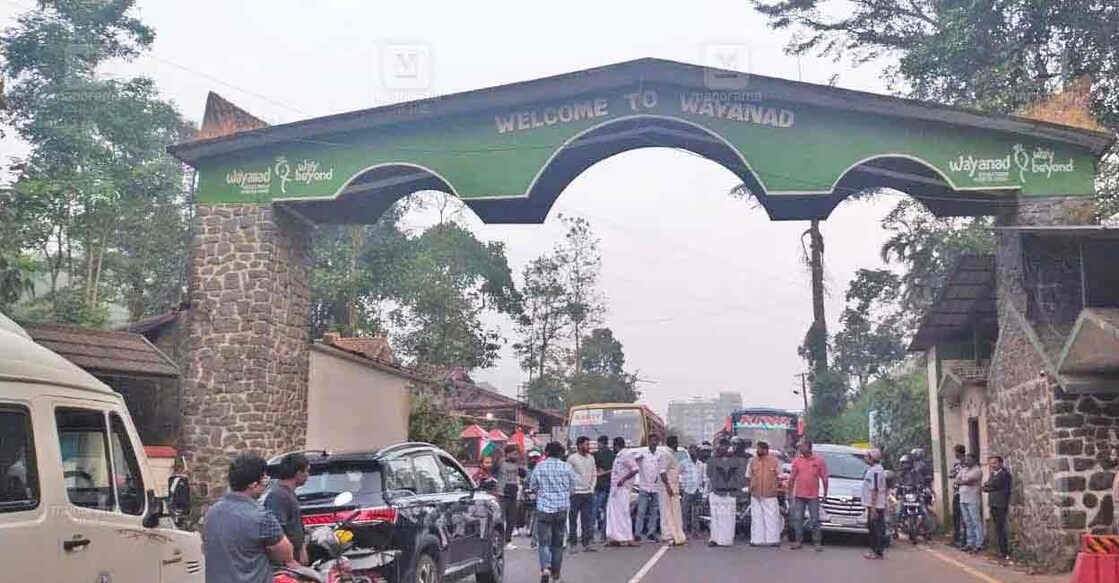 Protesters block vehicles during Wayanad hartal. Photo: Manorama