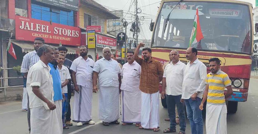 wayanad-hartal2 Protesters block KSRTC bus during Wayanad hartal. Photo: Manorama