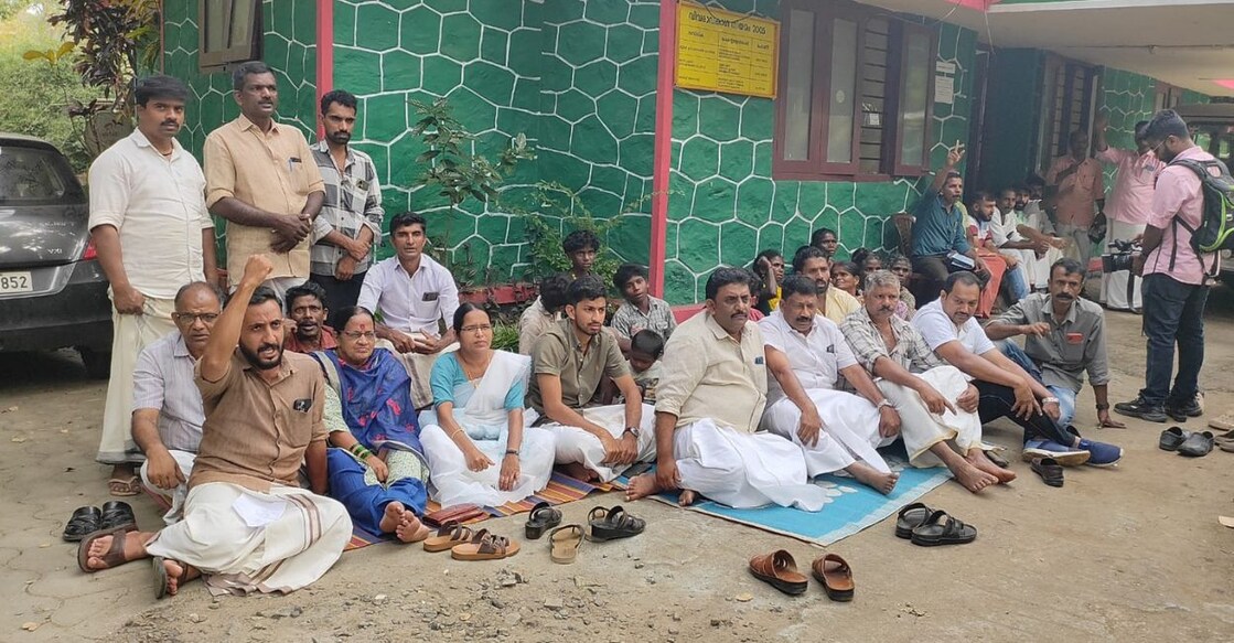 The protest at the office of the Assistant Wildlife Warden at Tholppetty, near Mananthavady, Wayanad on Monday evening. Photo: Special Arrangement