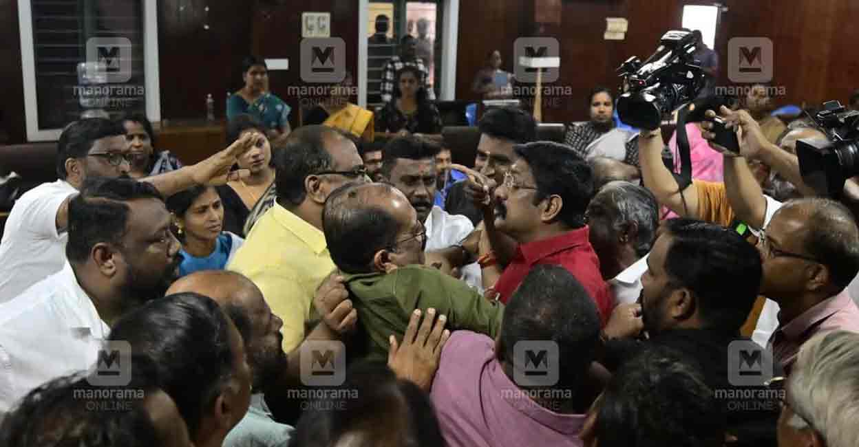 Confrontation between CPM and BJP councillors at Palakkad. Photo: Manorama