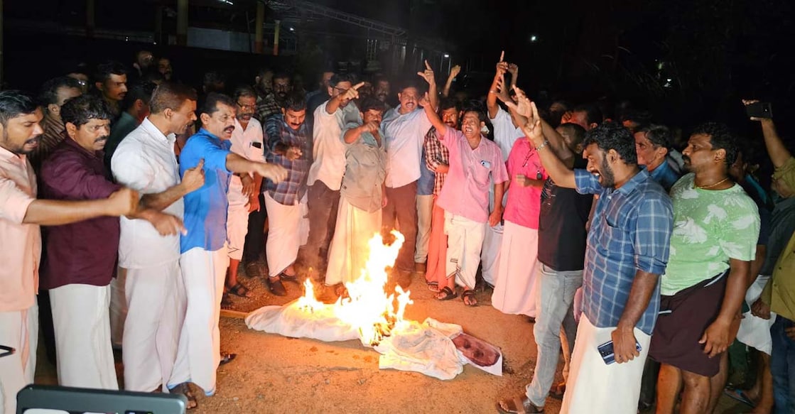 kannur-burning-effigy kannur-burning-effigy