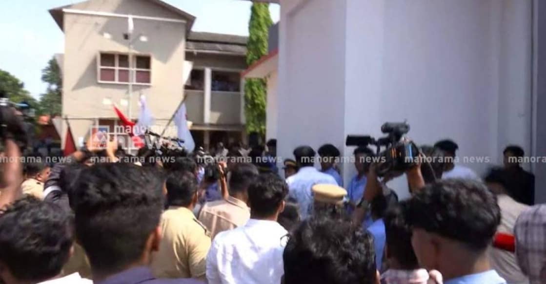 Violence between KSU-SFI activists at Thottada ITI. Photo: Manorama News