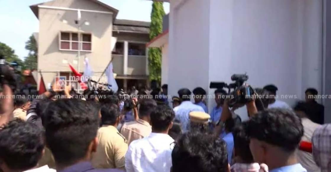 Clash between SFI and KSU at the Government Industrial Training Institute, Thottada. Photo: Manorama News