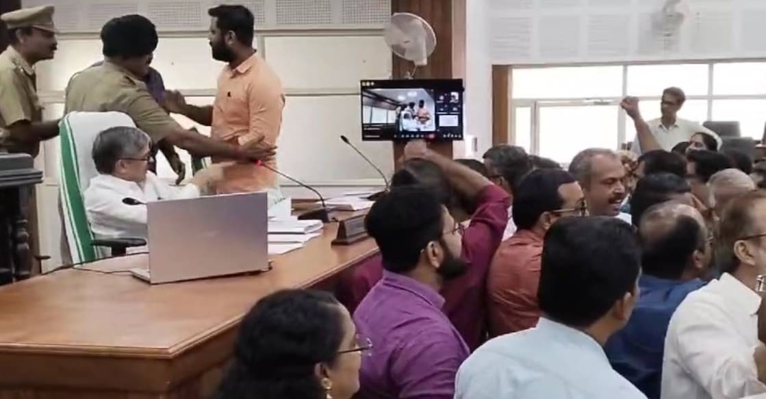 calicut-university-senate-c Left Senate members, led by Shiyolal N, the Kunnamangalam Block Panchayat member, tried to charge at the Vice-Chancellor. Photo: Screengrab from video