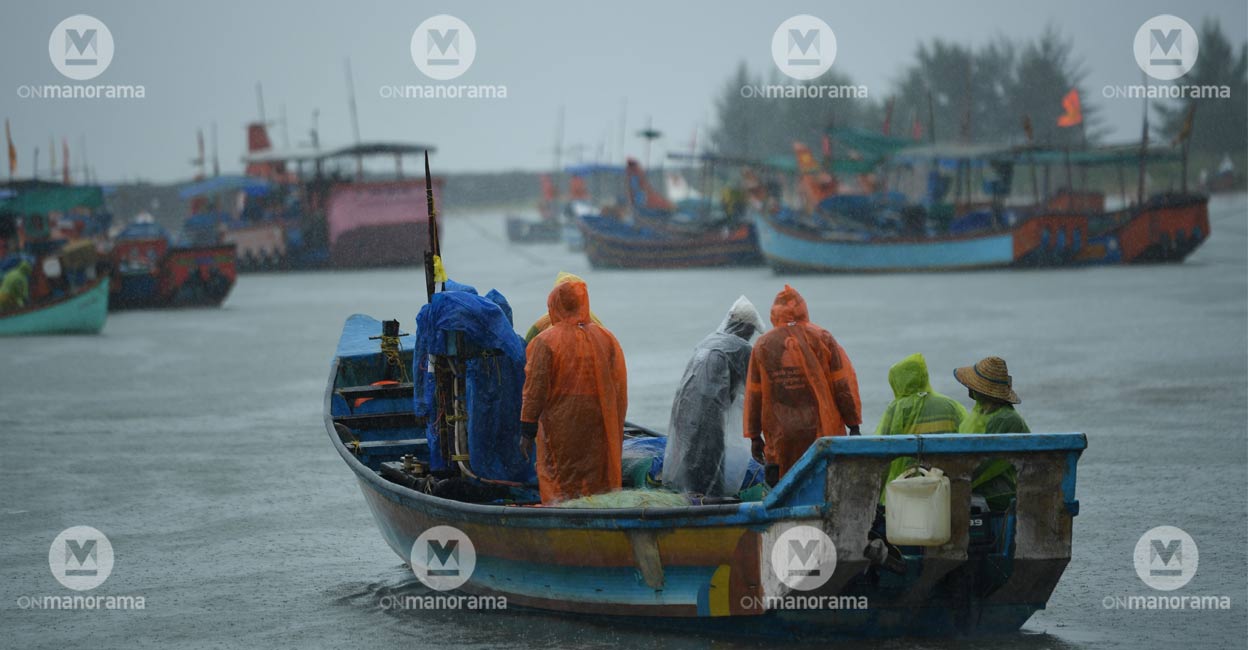 kerala-rain-boat-fisherman