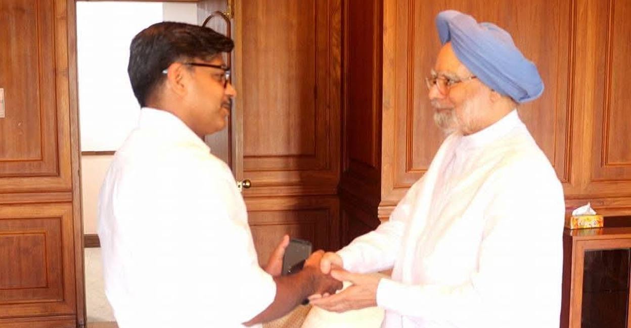 Mathew Kuzhalnadan with Manmohan Singh. Photo: Mathew Kuzhalnadan/ Facebook.