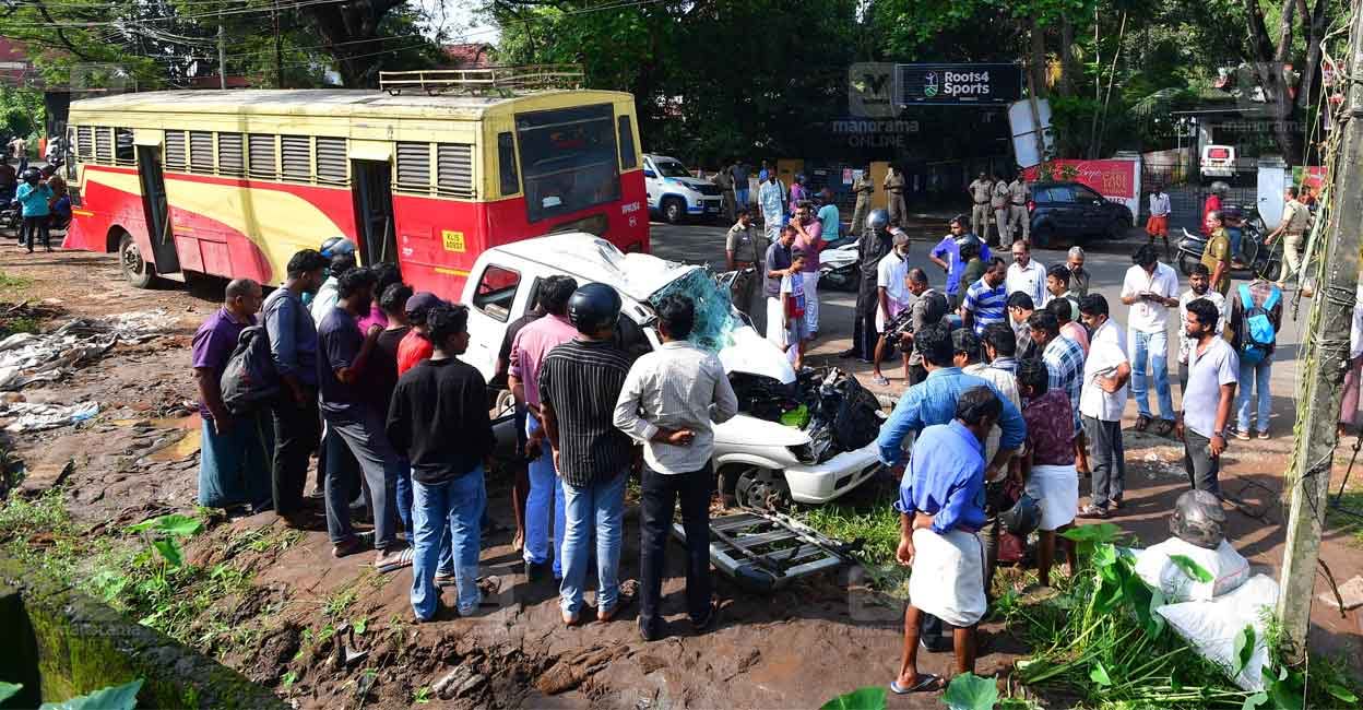 alappuzha-accident People at the crash site that killed 5 MBBS students. Photo: Manorama