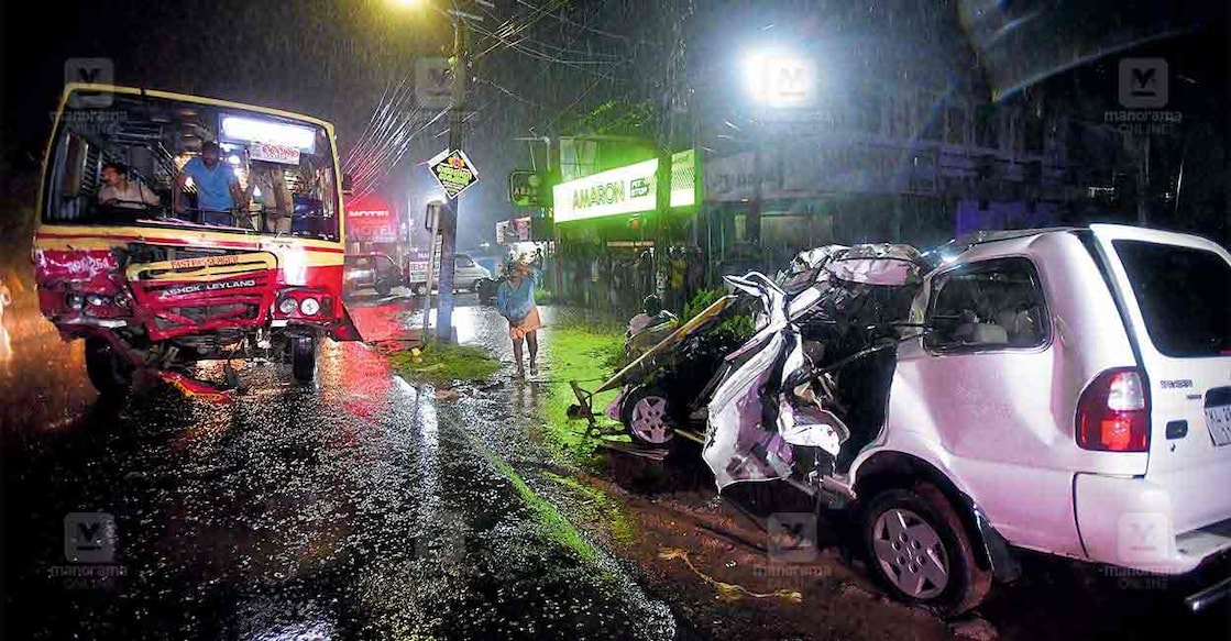 alappuzha-ksrtc-car-accident A collision between a car and a KSRTC bus occurred near Kalarkode in Alappuzha on National Highway 66. Photo: Vignesh Krishnamoorthy / Manorama