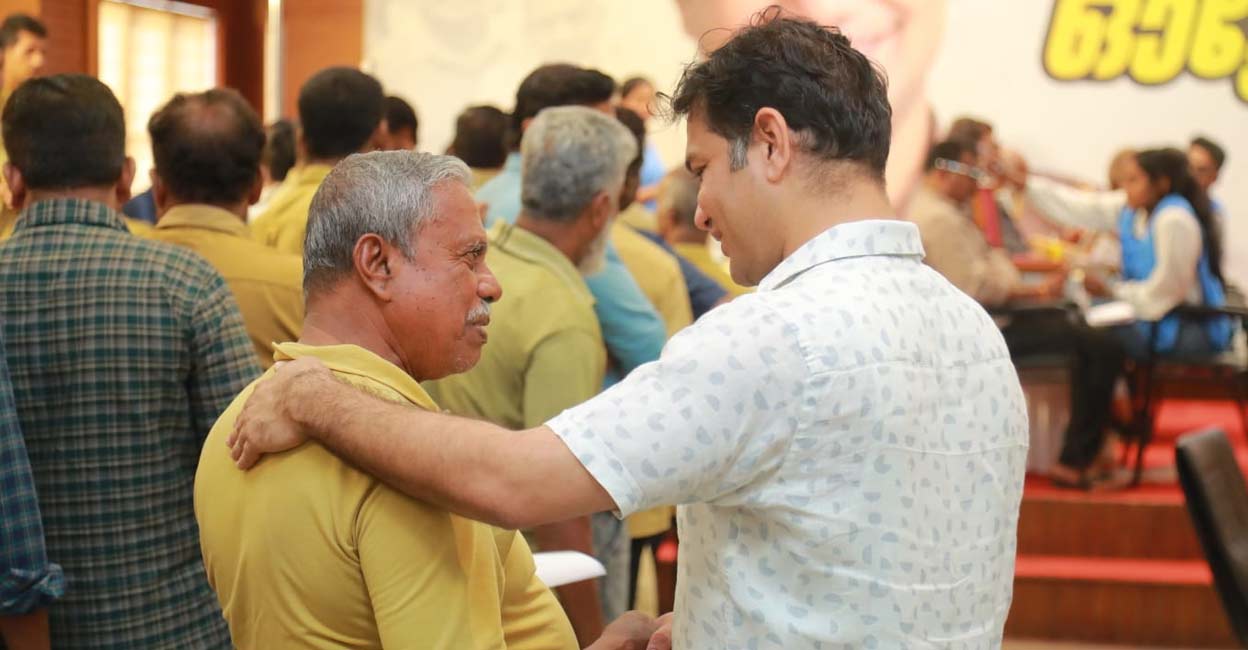 MP Hibi Eden interacts with an auto driver who attended the wellness camp at Ernakulam Town Hall on Sunday. Photo: Special arrangement
