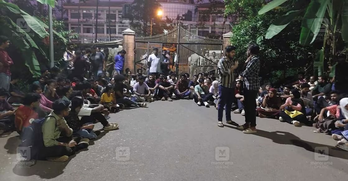 Students protest in front of the National Institute of Technology Thursday evening. Photo: Special arrangement