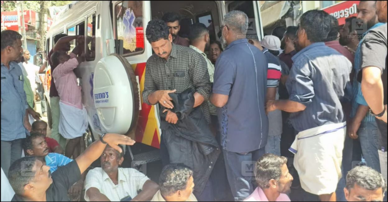 Residents of Mananthavady protest demanding compensation for Ajeesh's family. Photo: Arun Varghese/Manorama