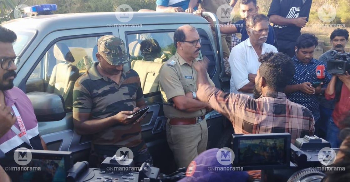 Public block forest officials who left Mannundi area after calling off the mission for the day. Photo: Special Arrangement