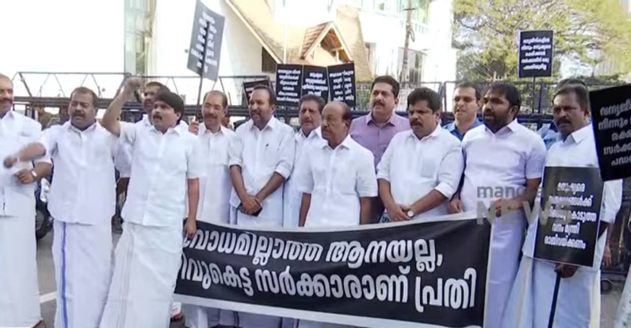 UDF MLAs protest against forest minister AK Saseendran. Photo: Manorama News