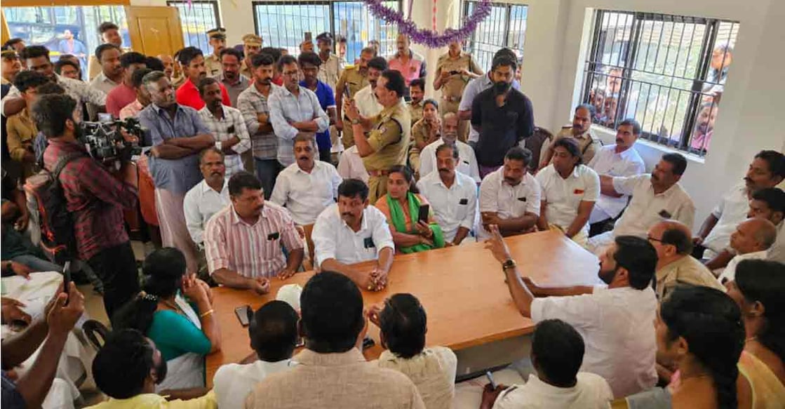 pulpalli-tiger The forest department officials faced the ire of public at Pulpalli on Wednesday after a tiger has been spotted roaming around the area. Photo; Special arrangment