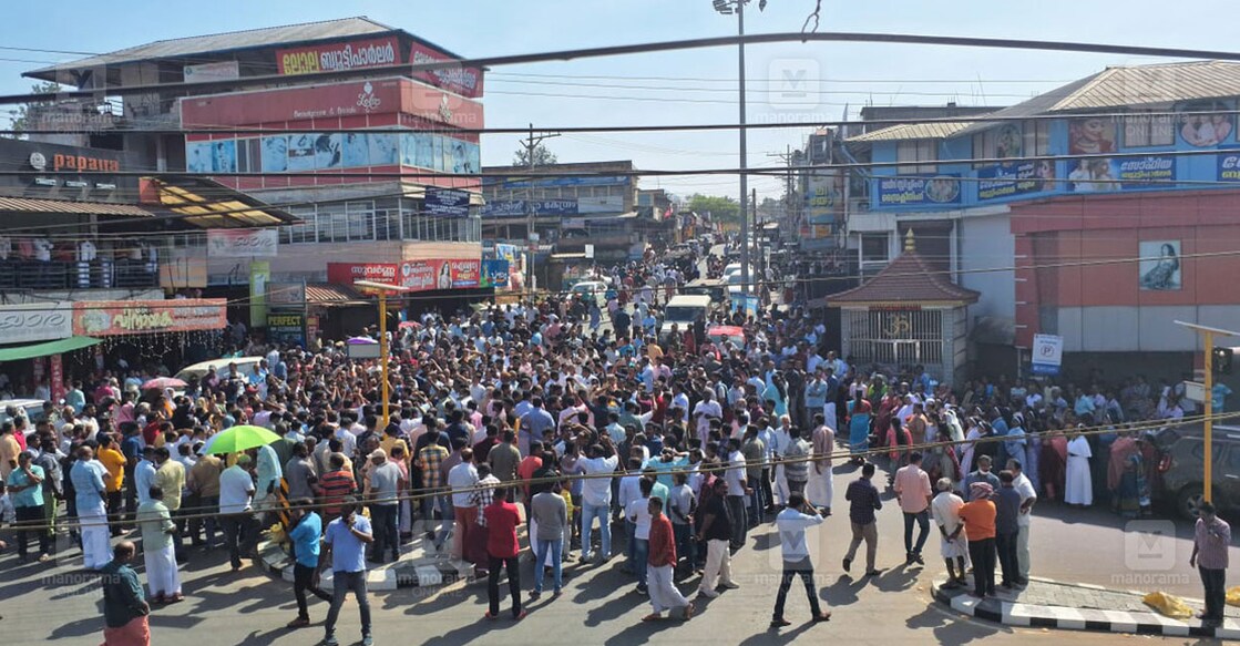 pulpalli-public-protest People protest in Pulpally Town in Wayanad on Saturday.