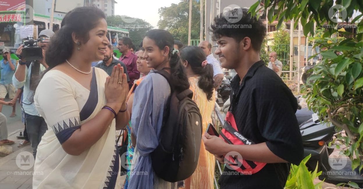 kj-shine-ldf-ernakulam KJ Shine interacts with a voter at the High Court junction. Photo: Onmanorama