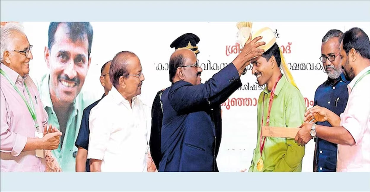 West Bengal Governor CV Ananda Bose presented the Malayala Manorama Karshakasree Award 2024 to PB Aneesh, a farmer from Tabore, near Udayagiri, in Kannur. Photo: Manorama. 