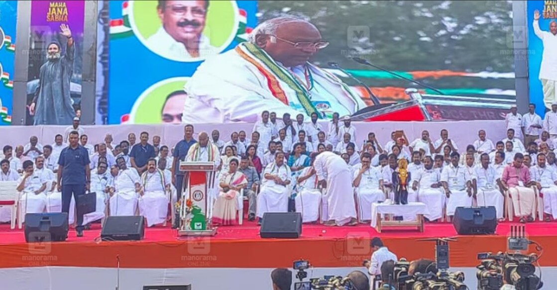 AICC chief Mallikarjun Kharge addresses Congress workers during the Mahajana Sabha organised by the KPCC in Thrissur. Photo: Vishnu V Nair/Manorama