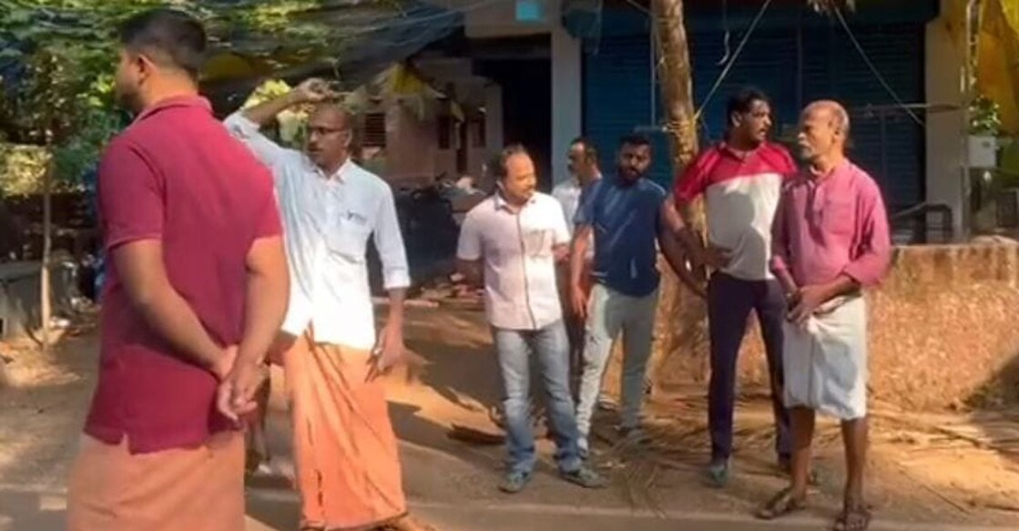 People protest the attempts to open a ConsumerFed liquoe outlet on the Achamthuruthi island in Cheruvathur, Kasaragod. Photo: Special arrangement