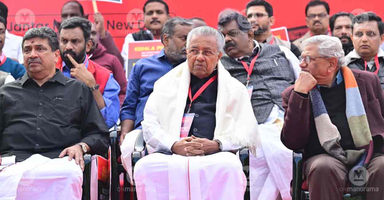 pinarayi-ldf-protest2 Tamil Nadu's Minister of Information Technology and Digital Services Palanivel Thiagarajan, Kerala Chief Minister Pinarayi Vijayan, CPM General Secretary Sitaram Yechury at LDF protest against Centre in Delhi. Photo; Manorama