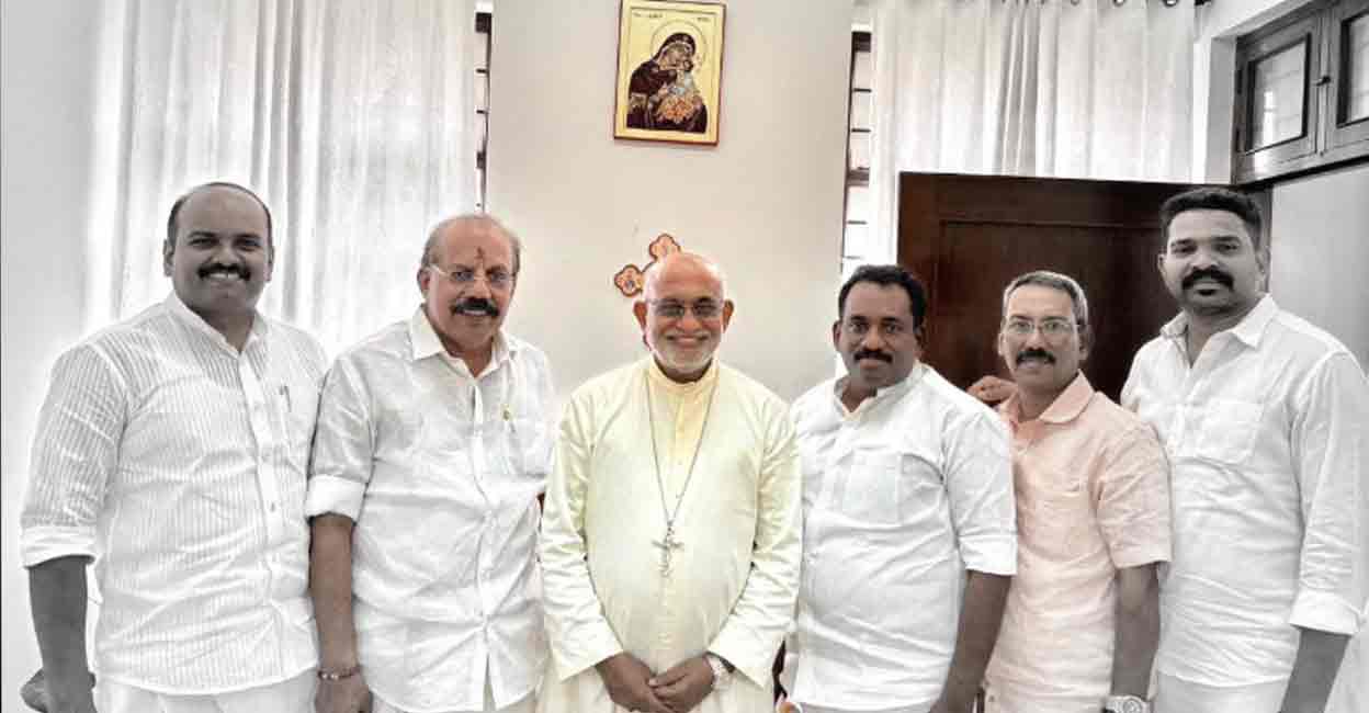 Minority Morcha state president Jiji Joseph (third from right) and other BJP leaders with Major Archbishop Raphael Thattil when they visited the church head as part of 'Feel Good Yatra' in Kochi. Photo: Special arrangement