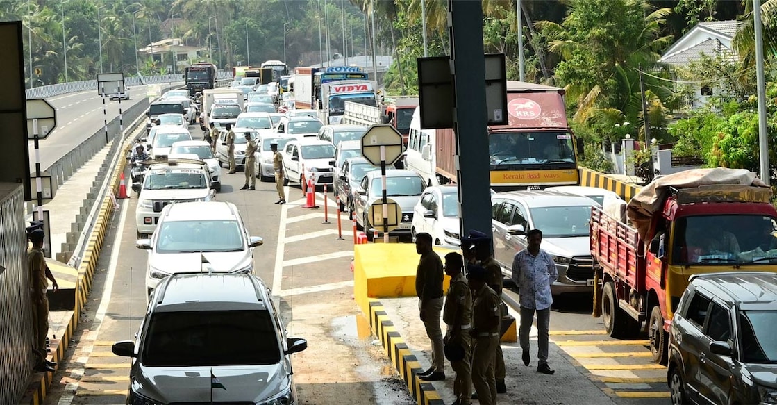 thalassery-mahe-bypass-ls According to commuters, they have to spend 15 to 30 minutes at the toll plaza. Photo: Special arrangement.