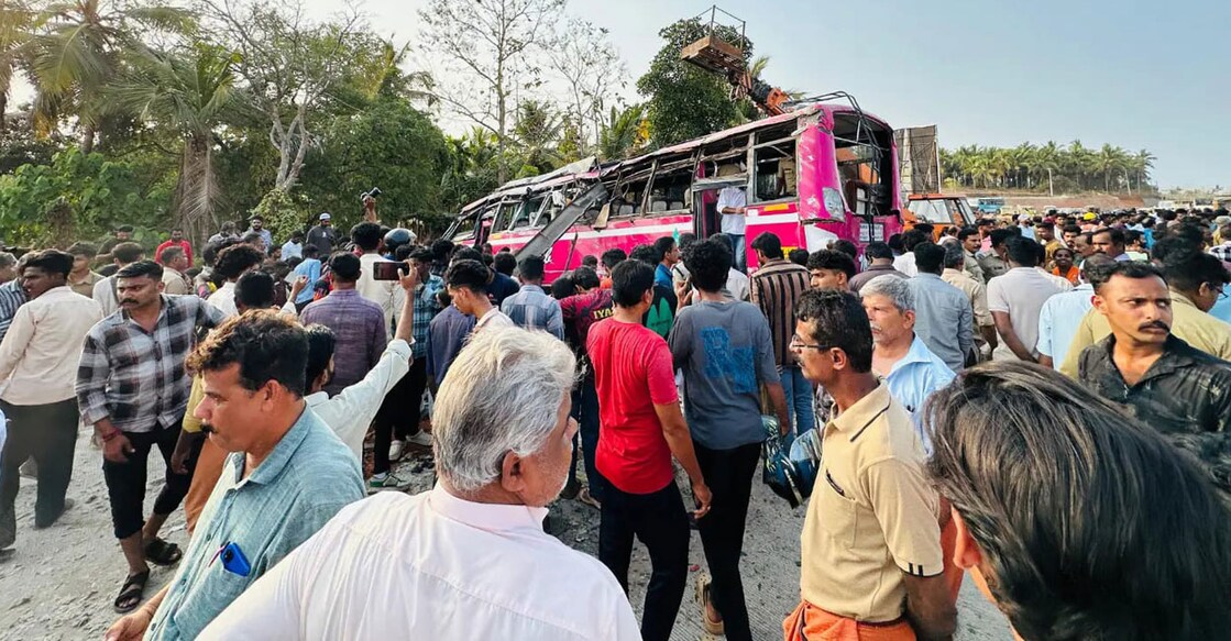 People gather around the bus that met with the accident. Photo: Facebook/@cpimksddc