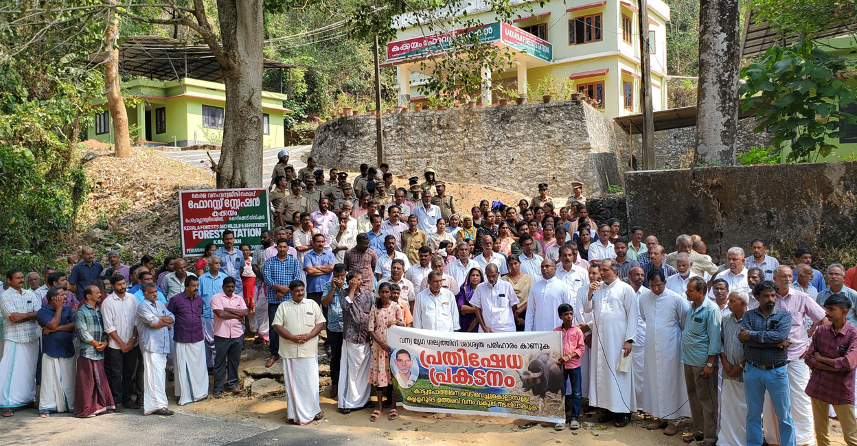 kakkayam-forest-office-protest A protest meeting in front of the Forest Range Office in Kakkayam on Monday. Photo: Special arrangement