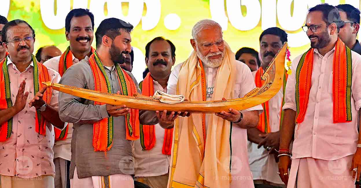 modi-pathanamthitta-anil-antony-surendran2 BJP candidata Anil Antony gifts the model of an Aranmula snake boat to Prime Minister Narendra Modi during the election campaign at Pathanamthitta. Photo: Nikhilraj/Manorama
