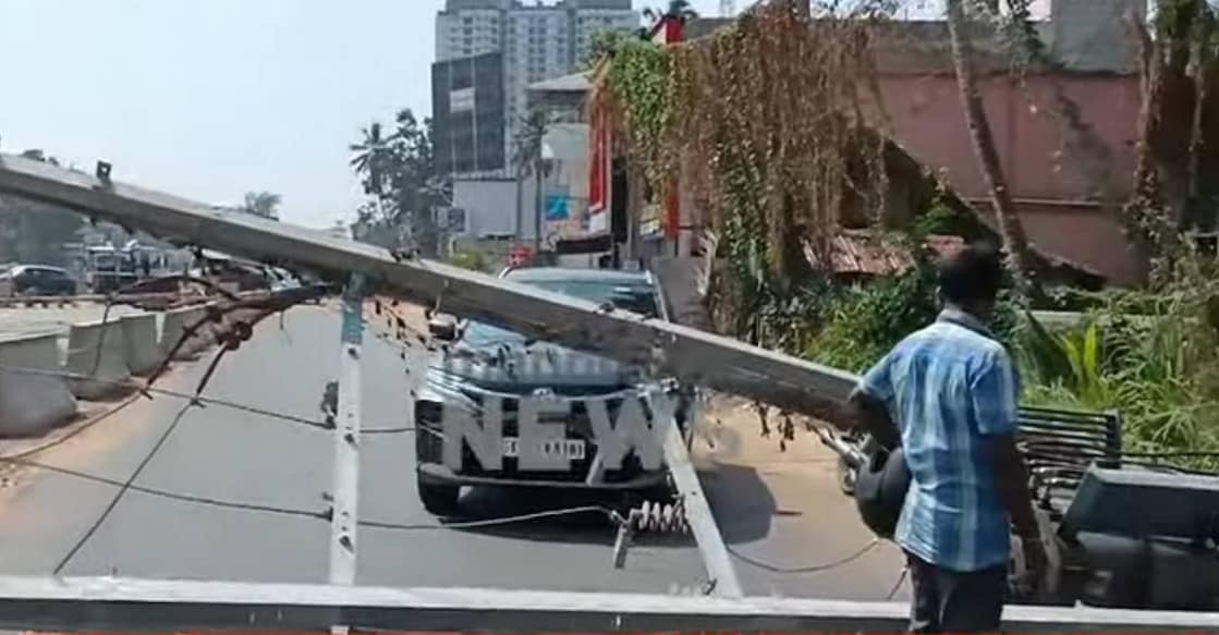 Heavy traffic jam was reported on Pallippuram-Kazhakkoottam road as the transformer blocked the road. Photo: Screengrab/ Manorama News
