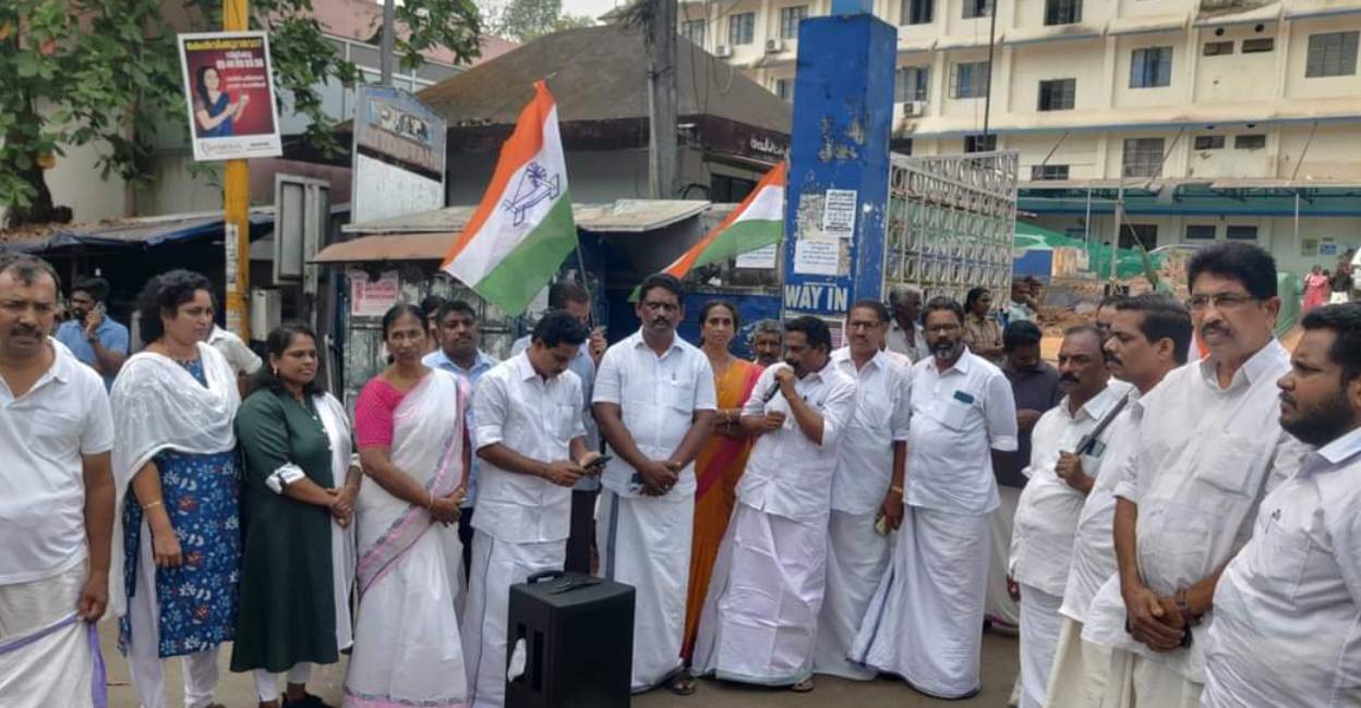 Congress activists stage protest in front of Adoor Government General Hospital. Photo: special Arrangement