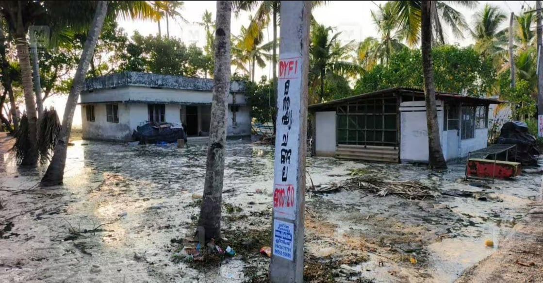 Houses on the Alappuzha coast were flooded due to the storm surge. Photo: Manorama