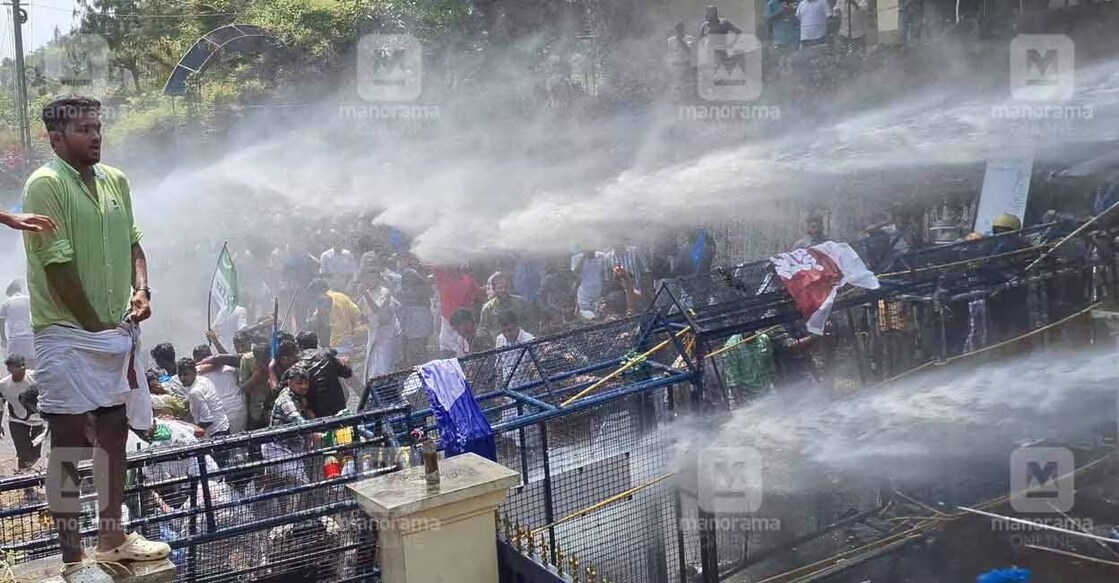 ksu-msf-protest-wayanad Police use water canon against the protesters. Photo: Manorama