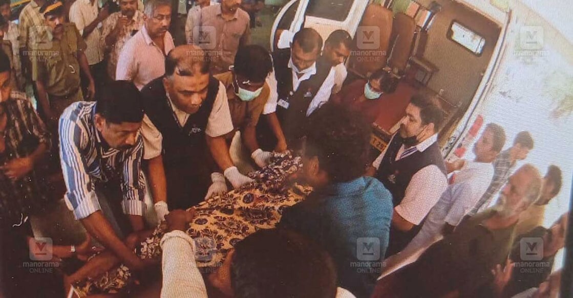 abraham-buffalo-attack-kozhikode The body of Palatt Abraham is taken to the Medical College Hospital at Kozhikode.